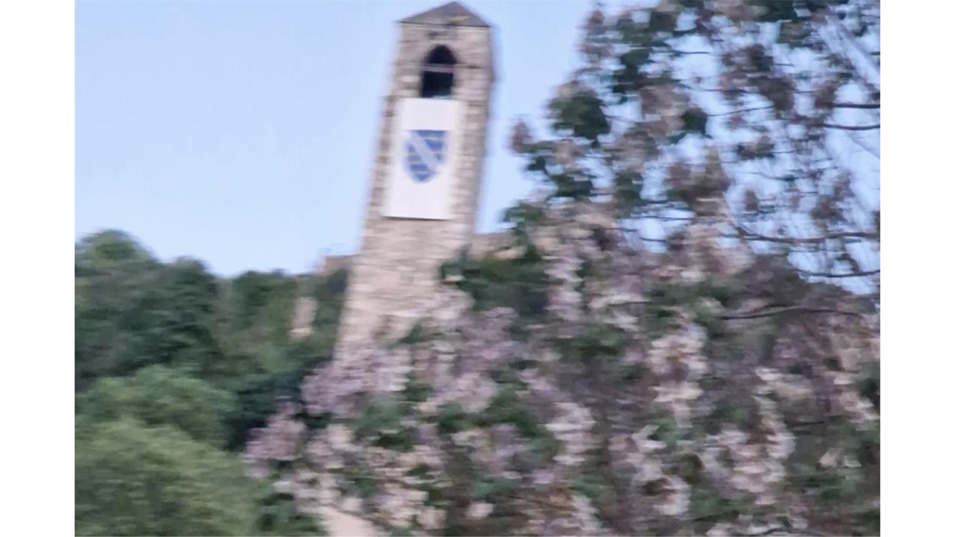 Grad Čapljina oštro osudio postavljanje zastave s ljiljanima u Počitelju: ''Svjesno unošenje nemira''