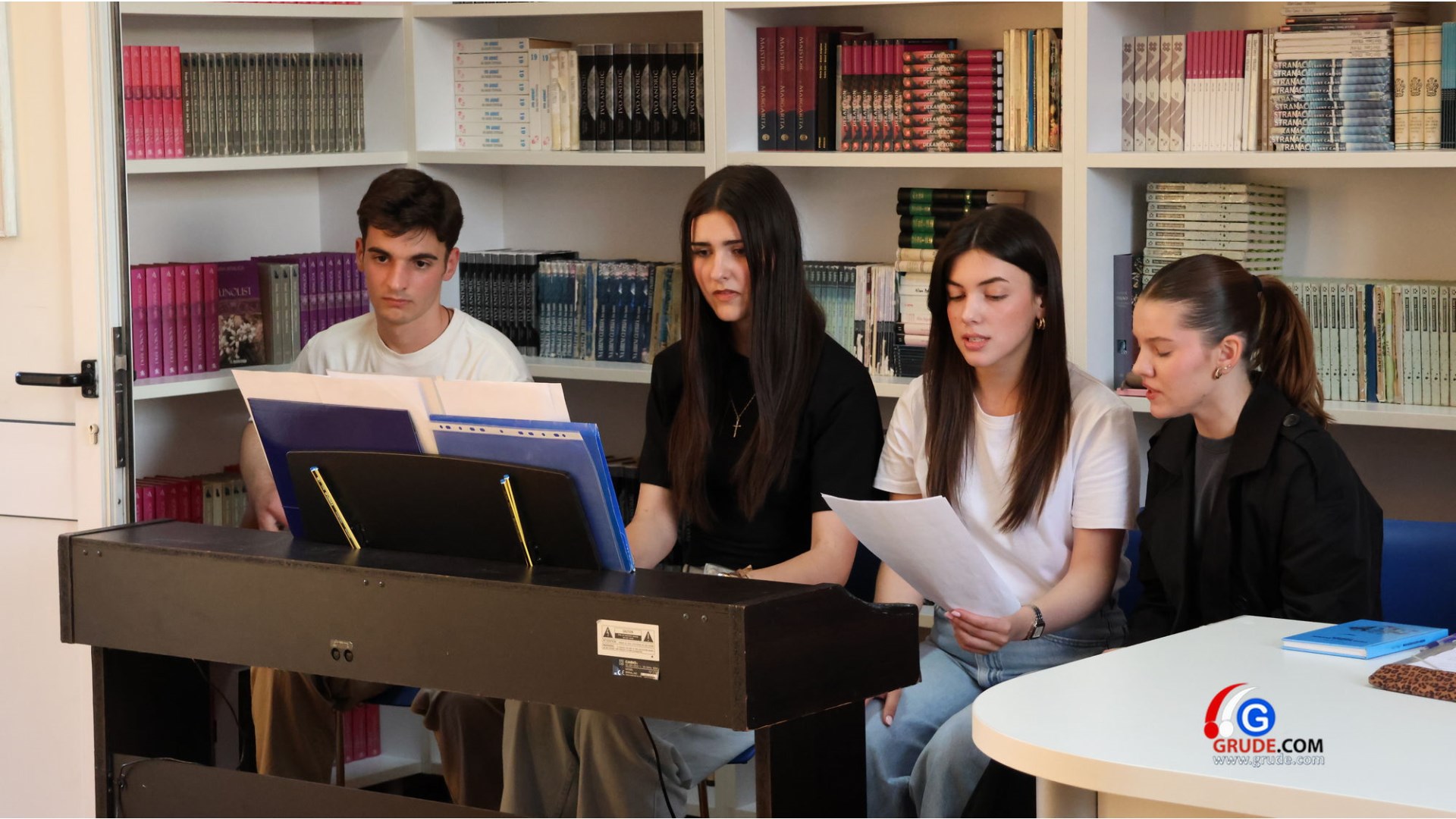 63. Šimićevi Susreti - Predstavljena zbirka ''Pred našom kućom jabuka'' autora Mije Tokića FOTO