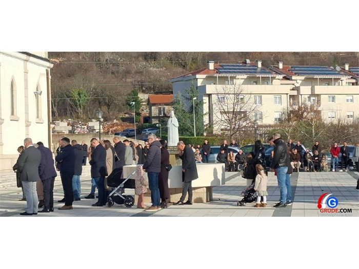 FOTO: Božić u Grudama! Fra Stanko Pavlović: Božić dočekujemo u sjeni nikad veće nesigurnosti, ali novorođeni Isus je naša najveća sigurnost