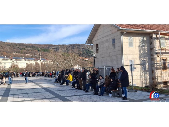 FOTO: Božić u Grudama! Fra Stanko Pavlović: Božić dočekujemo u sjeni nikad veće nesigurnosti, ali novorođeni Isus je naša najveća sigurnost