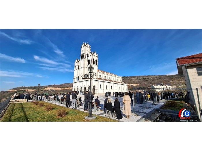 FOTO: Božić u Grudama! Fra Stanko Pavlović: Božić dočekujemo u sjeni nikad veće nesigurnosti, ali novorođeni Isus je naša najveća sigurnost