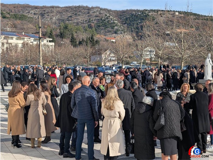 FOTO: Božić u Grudama! Fra Stanko Pavlović: Božić dočekujemo u sjeni nikad veće nesigurnosti, ali novorođeni Isus je naša najveća sigurnost