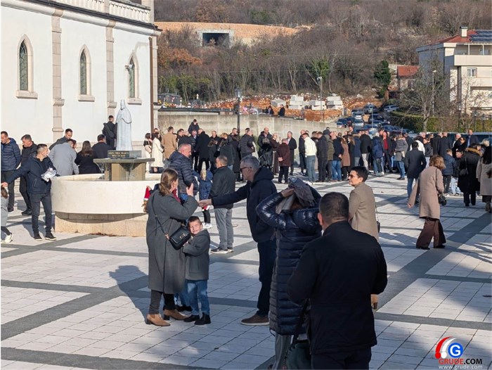 FOTO: Božić u Grudama! Fra Stanko Pavlović: Božić dočekujemo u sjeni nikad veće nesigurnosti, ali novorođeni Isus je naša najveća sigurnost