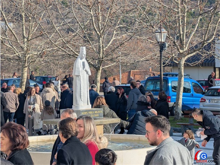 FOTO: Božić u Grudama! Fra Stanko Pavlović: Božić dočekujemo u sjeni nikad veće nesigurnosti, ali novorođeni Isus je naša najveća sigurnost
