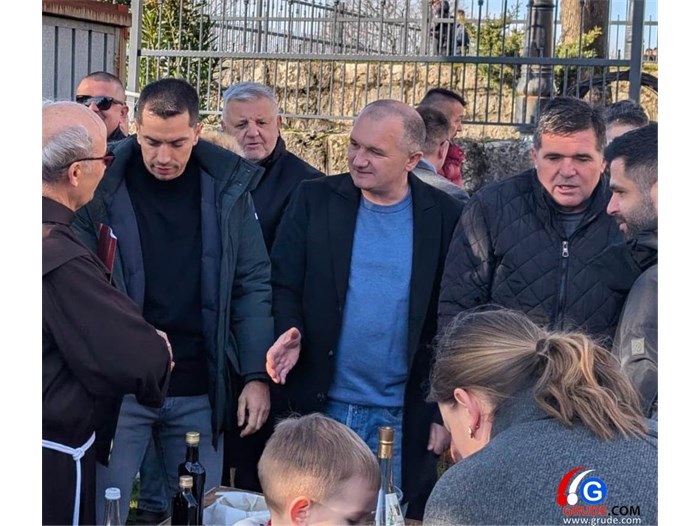 FOTO: Božić u Grudama! Fra Stanko Pavlović: Božić dočekujemo u sjeni nikad veće nesigurnosti, ali novorođeni Isus je naša najveća sigurnost