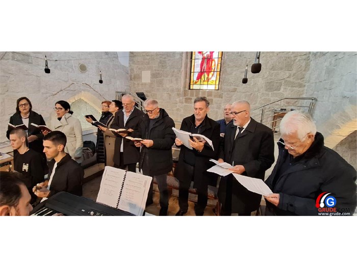 FOTO: Božić u Grudama! Fra Stanko Pavlović: Božić dočekujemo u sjeni nikad veće nesigurnosti, ali novorođeni Isus je naša najveća sigurnost