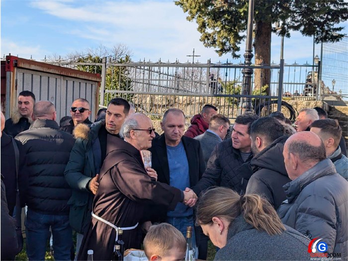 FOTO: Božić u Grudama! Fra Stanko Pavlović: Božić dočekujemo u sjeni nikad veće nesigurnosti, ali novorođeni Isus je naša najveća sigurnost