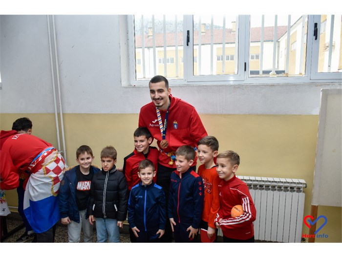 FOTO: Evo kako je bilo u Ljubuškom, zlatni rukometaši s broncom oko vrata osvojili su srca svih