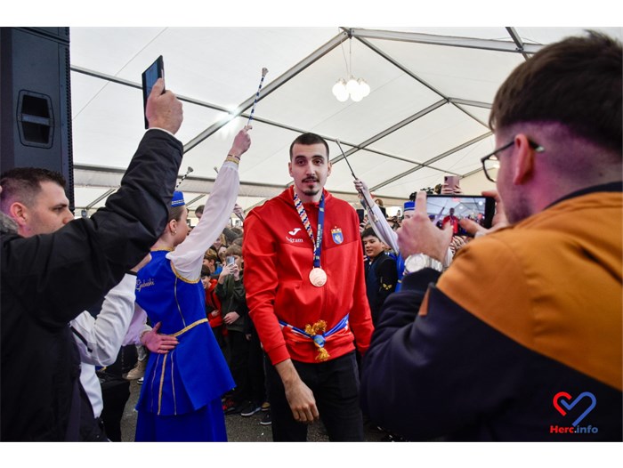 FOTO: Evo kako je bilo u Ljubuškom, zlatni rukometaši s broncom oko vrata osvojili su srca svih