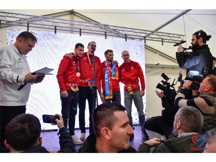 FOTO: Evo kako je bilo u Ljubuškom, zlatni rukometaši s broncom oko vrata osvojili su srca svih