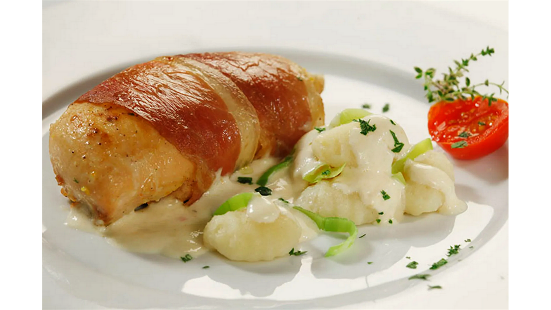 RECEPT: Pileći file u umaku od gorgonzole s hrskavim pršutom